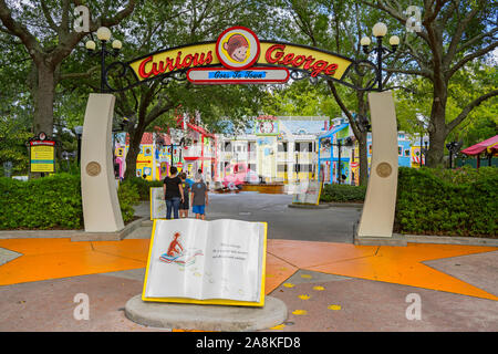 Entrada a Jorge El Curioso un área de juegos para niños, Jorge El Curioso va a la ciudad, Universal Studios, en Orlando, Florida, EE.UU. Foto de stock
