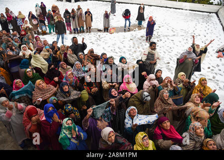 La mujer musulmana de Cachemira levantan las manos mientras suplicamos de bendiciones como jefe sacerdote muestra una reliquia al parecer de la barba del Profeta Mahoma, en ocasión de la festividad de Eid Milad-i-ONU-Nabi en Srinagar. Cientos de devotos reunidos en el santuario de Hazrat Bal en Srinagar, capital de verano, la cual alberga la reliquia creía ser un pelo de la barba del Profeta Mahoma, para ofrecer oraciones especiales en ocasión del Eid-e-Milad-ONU-Nabi, el aniversario del nacimiento del profeta Mahoma PBSSE. Foto de stock