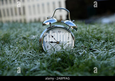 Reloj despertador en un frío gélido la hierba con el amanecer Fotografía de  stock - Alamy