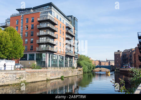 El Quays Apartment edificio cruzando el río Aire, Leeds, West Yorkshire, Inglaterra, Reino Unido