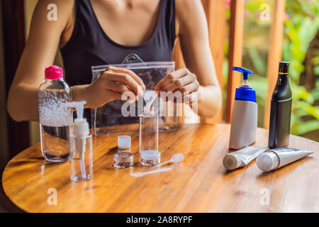 Mujer Cierre la bolsa transparente con kit de viaje para transportar  productos cosméticos en avión Fotografía de stock - Alamy