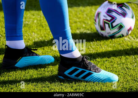 Sochi, Rusia. 11 Nov, 2019. SOCHI, Rusia - Noviembre 11, 2019: zapatos de  fútbol Soslan Dzhanayev desgastados por el portero de la selección nacional  de fútbol de Rusia durante un curso de