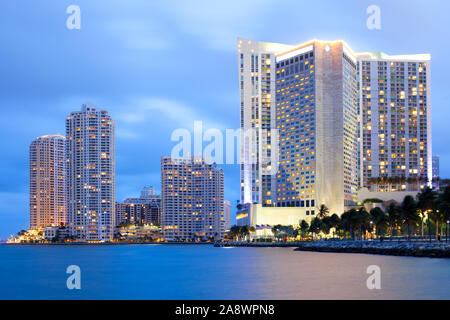 Horizonte de ciudad downtown y Brickell Key, Miami, Florida, EE.UU. Foto de stock