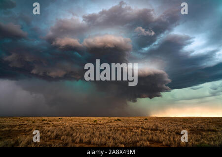 Una tormenta supercell con dramáticas nubes enfoques Dexter, Nuevo México durante un verano, clima severo brote.