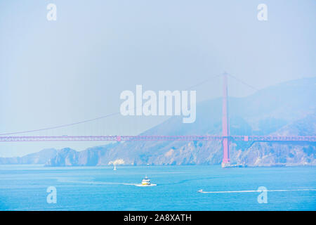 Vista del puente Golden Gate en San Francisco en una mañana de niebla. Foto de stock