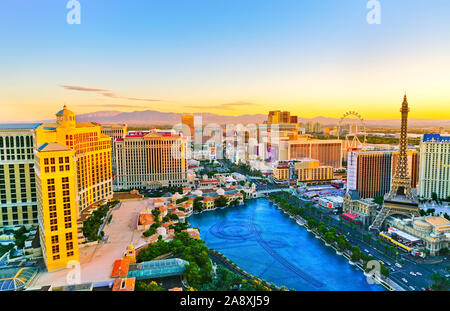 Vista de las Vegas Boulevard al amanecer con muchos hoteles y casinos en las Vegas. Foto de stock