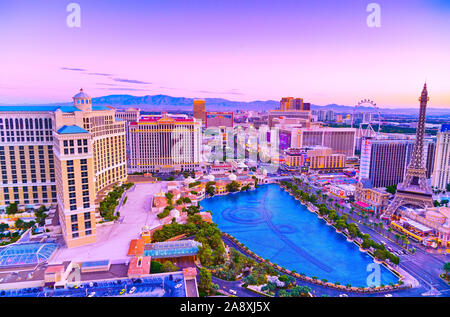 Vista de las Vegas Boulevard al amanecer con muchos hoteles y casinos en las Vegas. Foto de stock