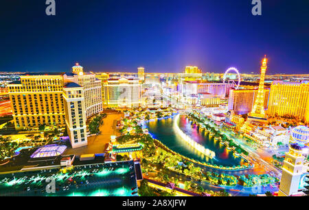 Vista de las Vegas Boulevard por la noche con muchos hoteles y casinos en las Vegas. Foto de stock