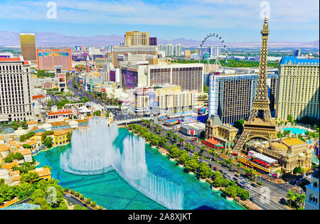 Vista del las Vegas Boulevard con muchos hoteles y casinos en las Vegas. Foto de stock