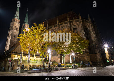 Nuremberg, Alemania - 21 de octubre de 2019: Una vista de noche de la bella St. Sebald, en la ciudad de Nuremberg, Alemania. Foto de stock