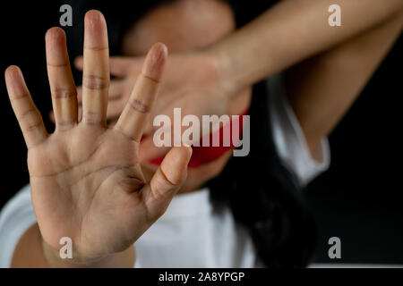 Mujer signo de mano para detener la violencia, la mujer abusando de servidumbre en ángulo de abandonados, detener la violencia contra la mujer, el Día Internacional de la mujer o el derecho humano Foto de stock