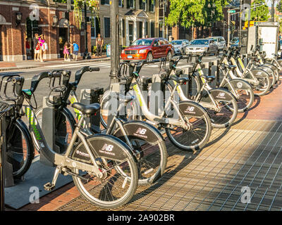 Bicicletas para alquilar en Harvard Square, Cambridge, MA Foto de stock