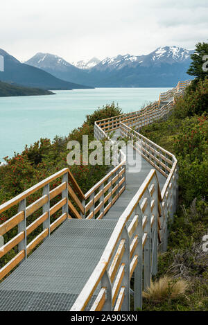 Hermosa imagen del sendero en el parque de Perito Moreno - Patagonia Argentina. Foto de stock