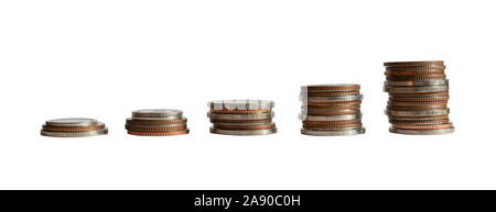 Pilas de monedas de diferente altura aislado en blanco Foto de stock