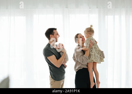 Los padres con dos niños Foto de stock