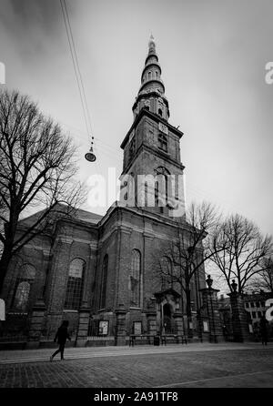 La Iglesia de Nuestro Salvador, una iglesia barroca en Copenhague, Dinamarca, la más famosa por su helix spire Foto de stock