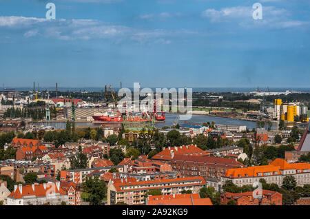 Vista aérea desde el campanario de San. La Basílica de María para el distrito de astillero de Gdansk Foto de stock