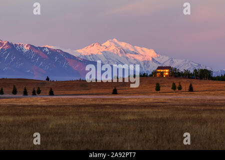 El Monte Silvertip brilla al amanecer sobre tierras agrícolas en Delta Junction; Alaska, Estados Unidos de América Foto de stock