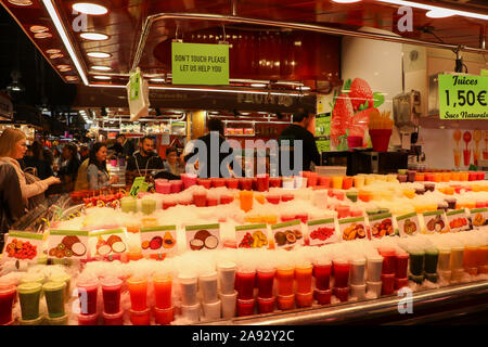 La Boqueria , el famoso mercado de alimentación internacional fuera de la Ramba en Barcelona, sólo para uso editorial Foto de stock