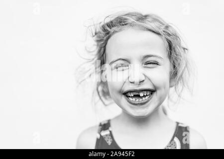 Un retrato de una niña falta su diente delantero.