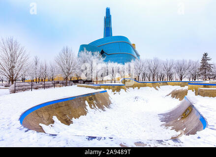 El parque de monopatines en el Forks y el Museo Canadiense de los Derechos Humanos en un día de invierno helado; Winnipeg, Manitoba, Canadá Foto de stock
