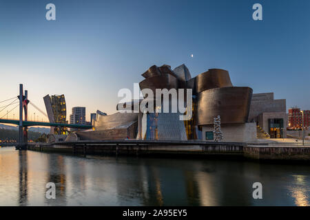 Paisaje urbano de Bilbao, ver al amanecer en el río Nervión hacia el Museo Guggenheim y el Puente de la Salve puente, Bilbao, España