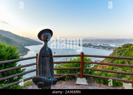 Escultura en la laguna Knysna y Ocio vista a la Isla de la Garden Route, Western Cape, Sudáfrica Foto de stock