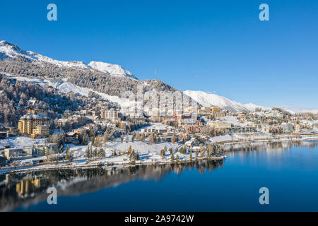 Sankt Moritz, lugar famoso en los Alpes suizos - lago alpino y hermosa villa en la temporada de invierno Foto de stock