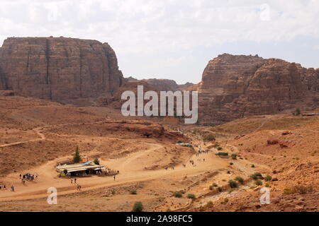 Jabal Umm al Biyara, al Habis High Place y Jabal al Deir, de Tumbas reales, Petra, Wadi Musa, Gobernación de Ma'an, Jordania, Oriente Medio Foto de stock