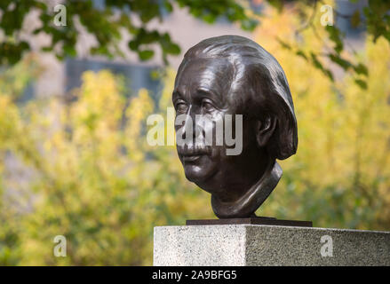 18.10.2018, Berlín , Alemania - Busto de Albert Einstein en la calle del recuerdo en Berlin-Moabit. 0CE181018D001CAROEX.JPG [modelo de liberación: No APP Foto de stock