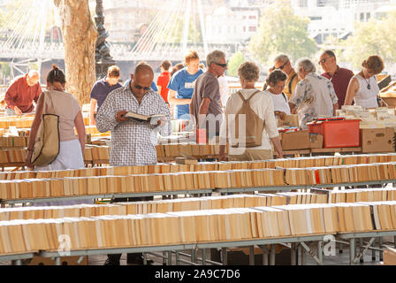 El mercado del libro de Southbank, en Londres bajo el puente de Waterloo, Londres, Reino Unido. Foto de stock