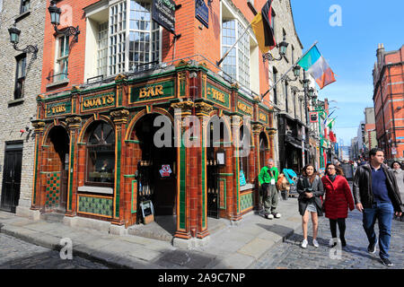 Vista de bares y restaurantes en la zona de Temple Bar de Dublín, República de Irlanda