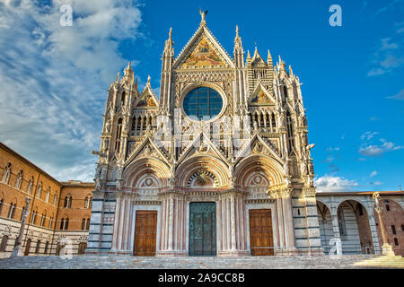La Catedral de Siena es una catedral románico-gótica italiana con una imponente fachada está llena de esculturas y detalles arquitectónicos, Toscana, Italia Foto de stock