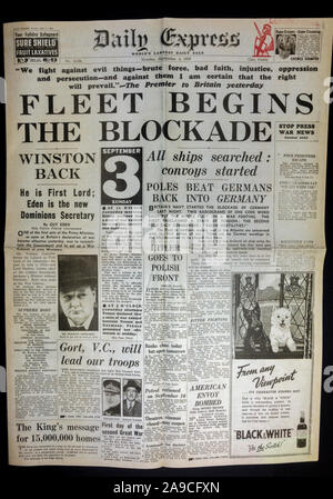 Encabezado de la página delantera, "Flota comienza el bloqueo' en el Daily Express (réplica), 4º de septiembre de 1939, el día después de la II Guerra Mundial fue declarada.