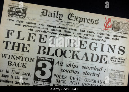 Encabezado de la página delantera, "Flota comienza el bloqueo' en el Daily Express (réplica), 4º de septiembre de 1939, el día después de la II Guerra Mundial fue declarada.