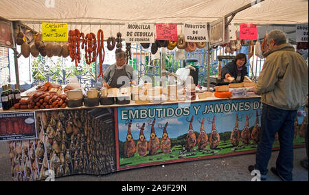Mercado semanal en Soller, el vendedor ofrece especialidades locales, Mallorca, Islas Baleares, España Foto de stock