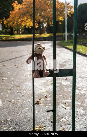 Lost monkey juguete , Cheam Park, Surrey, Reino Unido Foto de stock