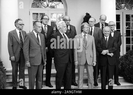 El Presidente de los Estados Unidos Jimmy Carter con los magistrados de la Corte Suprema, retrato de grupo, la Casa Blanca, Washington, D.C, ESTADOS UNIDOS, fotografía por Thomas J. O'Halloran, septiembre de 1977