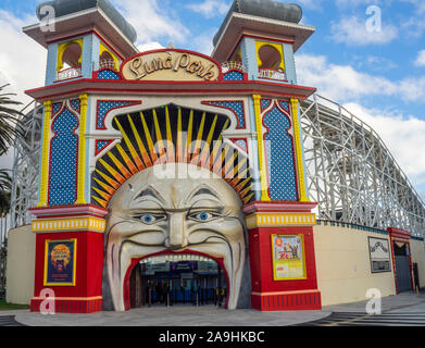 Señor icónica Cara de luna entrada al parque de atracciones Luna Park, recinto ferial de St Kilda Melbourne, Victoria, Australia.
