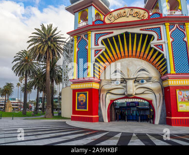 Señor icónica Cara de luna entrada al parque de atracciones Luna Park, recinto ferial de St Kilda Melbourne, Victoria, Australia.