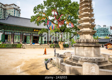 Seúl Corea , 25 de septiembre de 2019 : el templo Jogyesa vista con la sala Daeungjeon la pagoda tree y personas que rezan en Seúl, Corea del Sur Foto de stock