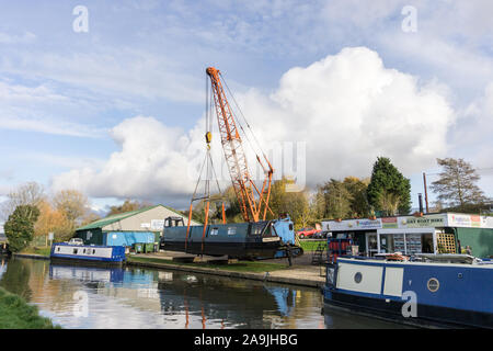 Taller de reparación y construcción de barcos por el lado del Grand Union canal, Weedon, Northamptonshire, Reino Unido Foto de stock