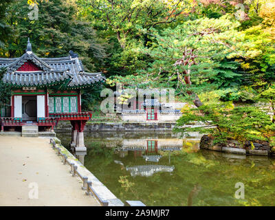 Seúl, Corea del Sur - 31 de octubre de 2019: Pabellón Buyongjeong ornamentales cerca del estanque en secreto Huwon Buyeongji jardín trasero del complejo del palacio Changdeokgung