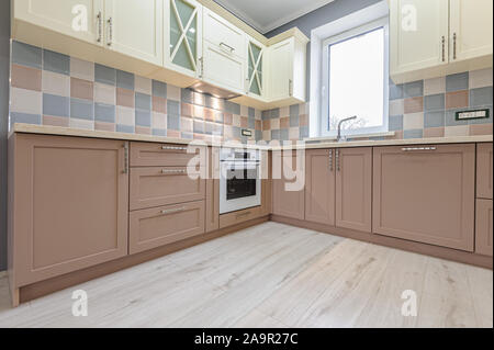 De lujo de estilo provenzal moderno gris, rosa y crema interior cocina Foto de stock