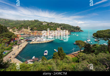 Vistas panorámicas aéreas de Portofino, el colorido pueblo de la costa italiana, en la provincia de Liguria, Italia - Casas y chalets multicolores, pesca b Foto de stock