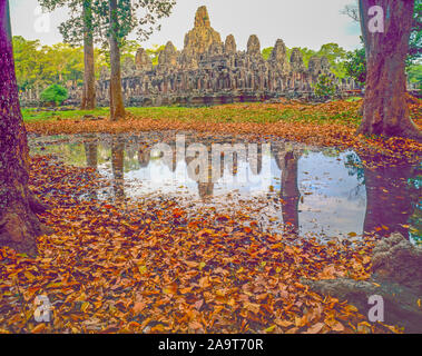Templo Bayon reflexiones, el parque arqueológico de Angkor Watt, Camboya, la ciudad de Angkor Thom construido 100-1200 AD la cultura Khmer ruinas en la selva del sudeste asiático
