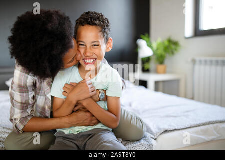 Felices los jóvenes afroamericanos madre divirtiéndose con su hijo