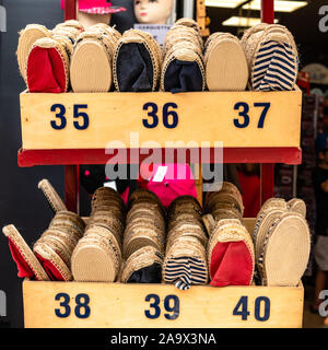 Zapatos artesanales artesanos a puesto en el mercado. Isla de Re, Francia Foto de stock