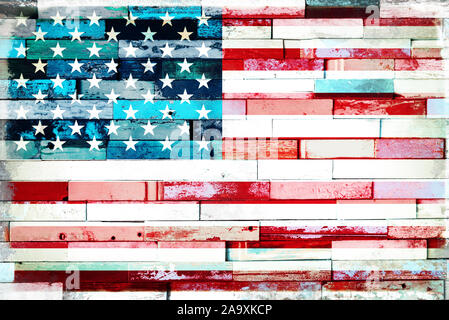 La bandera estadounidense sobre viejos pintados en los tablones de madera Grunge antecedentes