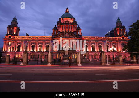 Twilight en edificio del Ayuntamiento de Belfast, Belfast, Irlanda del Norte, REINO UNIDO Foto de stock